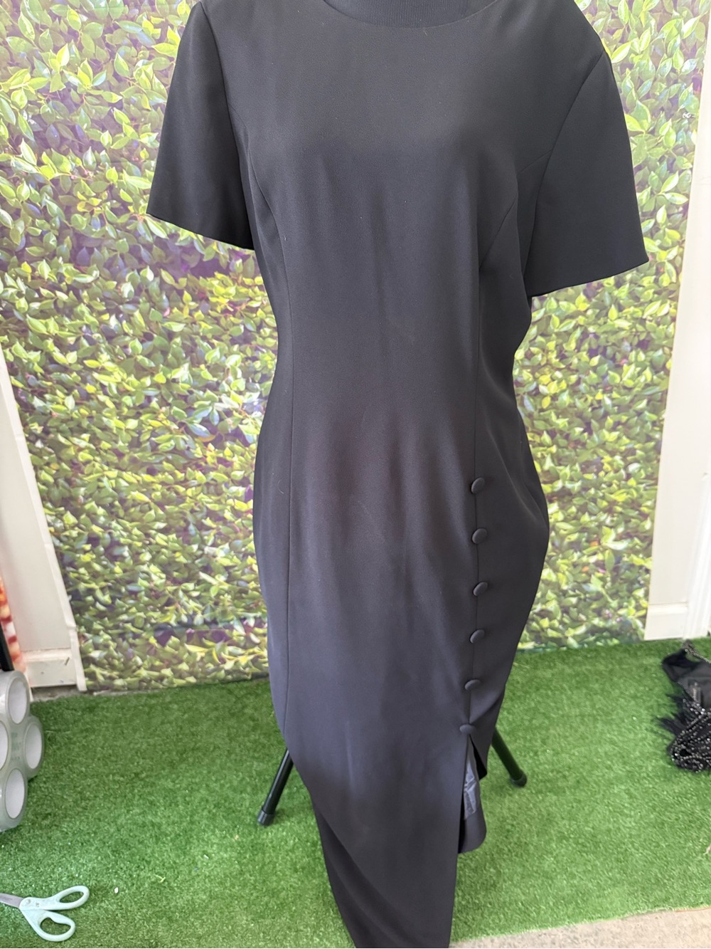 Classic Black Short-Sleeve Sheath Dress mp26